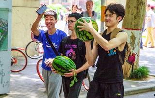 学校吃瓜男女疫情,疫情下的校园爱情与友情