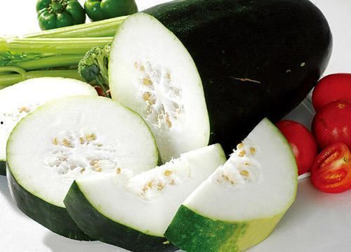 过年吃翻身瓜,翻身瓜寓意吉祥，共庆团圆幸福时刻